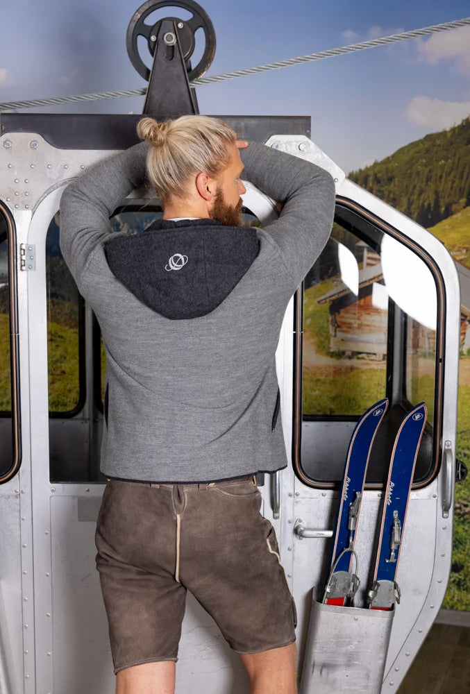 Litzlfelder x Oktoberfest™ – Kapuzenjacke Rückenansicht mit Litzlfelder Monogramm