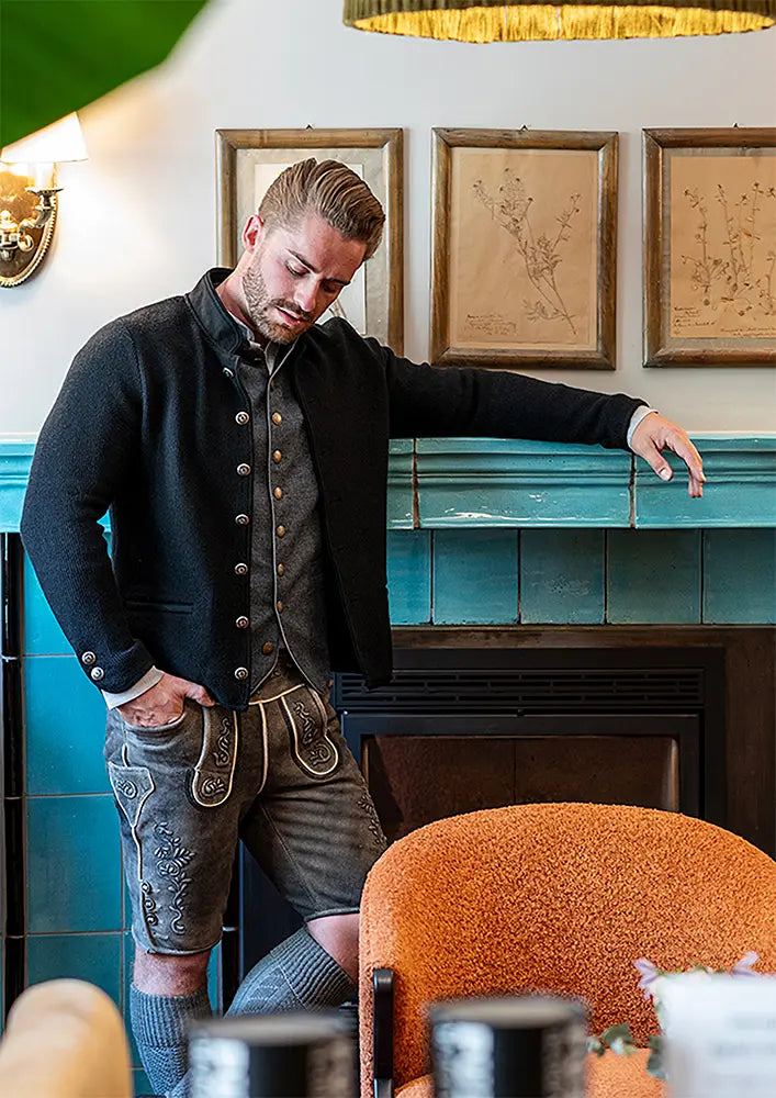 Litzlfelder x Oktoberfest™ – Strickjacke schwarz, Interieur Detail