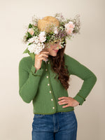 Load image into Gallery viewer, Strickjacke Elisa in Maigrün
