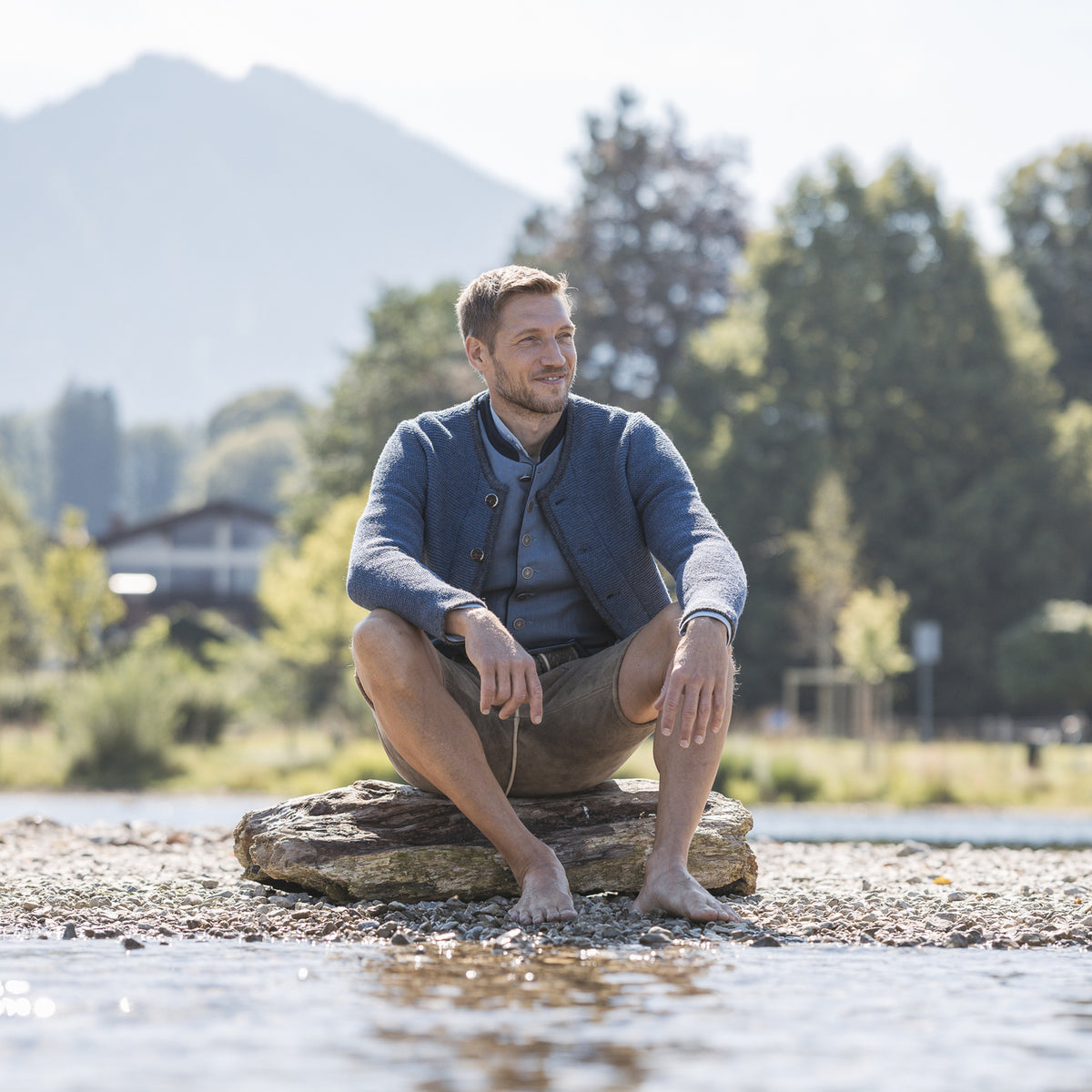 Handgefertigt_bayern_litzlfelder_trachten_strickjacke_blau
