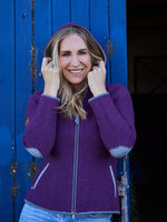 Load image into Gallery viewer, Strickjacke mit Kapuze Emily in Violett
