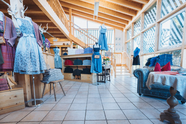 Boutique von Litzlfelder in Anzing bei München mit exklusiver Trachtenmode. Verkaufsraum der Litzlfelder Strickmanufaktur mit Dirndl, Strickjacken und traditioneller Trachtenmode
