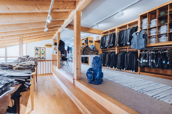 Boutique Litzlfelder – Herren-Abteilung - Verkaufsraum der Litzlfelder Strickmanufaktur mit großer Auswahl an Strickjacken und Trachtenjacken und Lederhosen