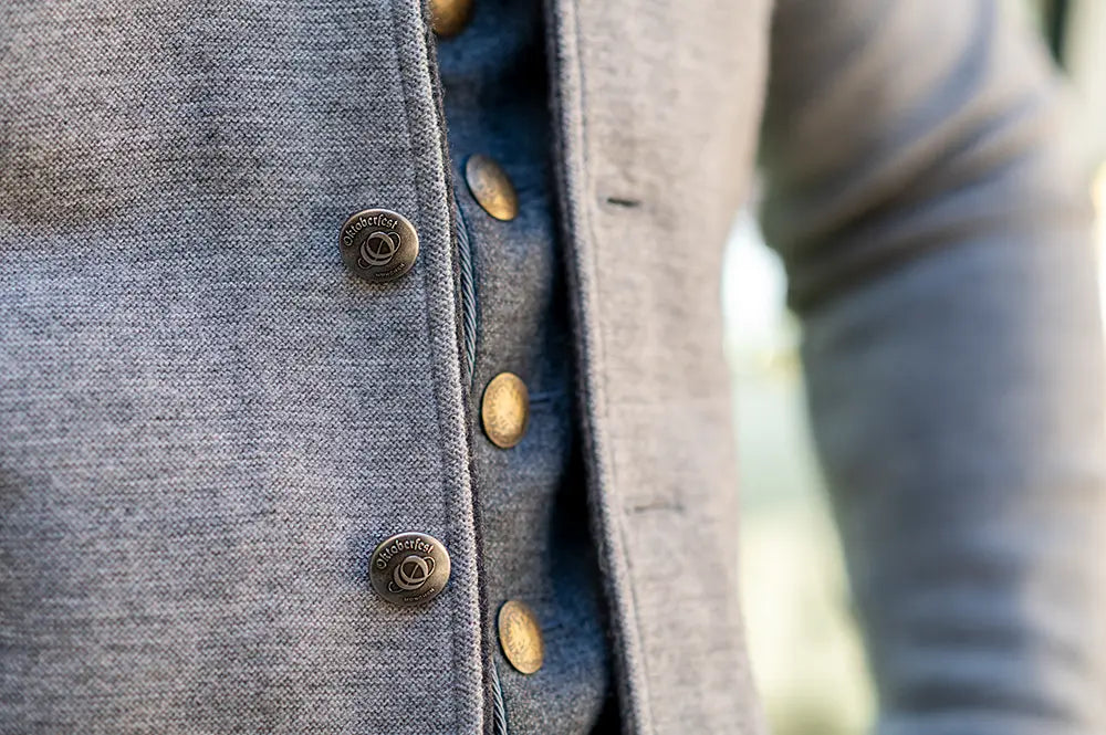 Litzlfelder x Oktoberfest™ – Herren Strickjacke marine, Oktoberfest-Knöpfe Detail