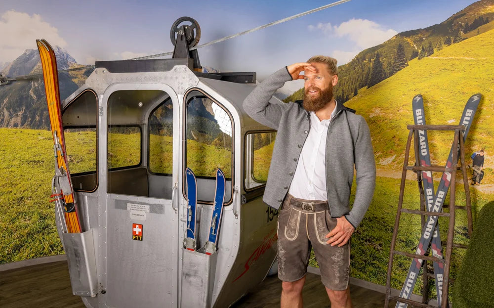 Litzlfelder x Oktoberfest™ – Herren Strickjacke grau vor Seilbahn