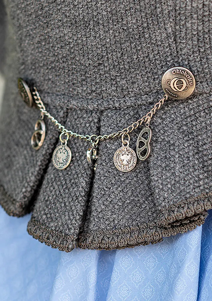 Litzlfelder x Oktoberfest™ – Detailaufnahme Kette und Oktoberfest-Knöpfe