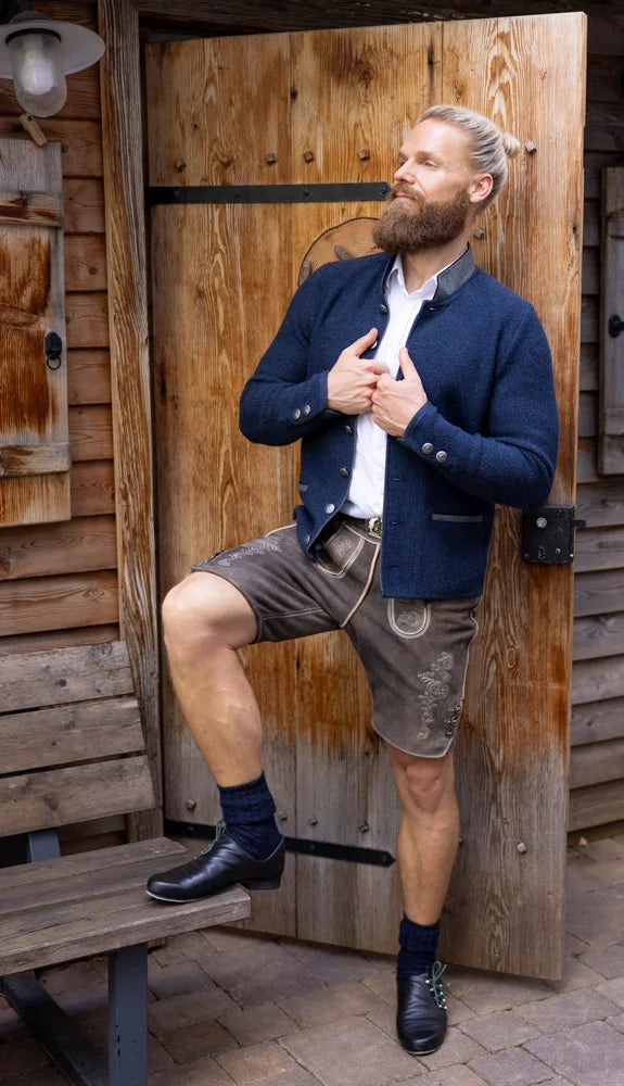 Litzlfelder x Oktoberfest™ – Monogramm Stickerei am Kragen, Handarbeit